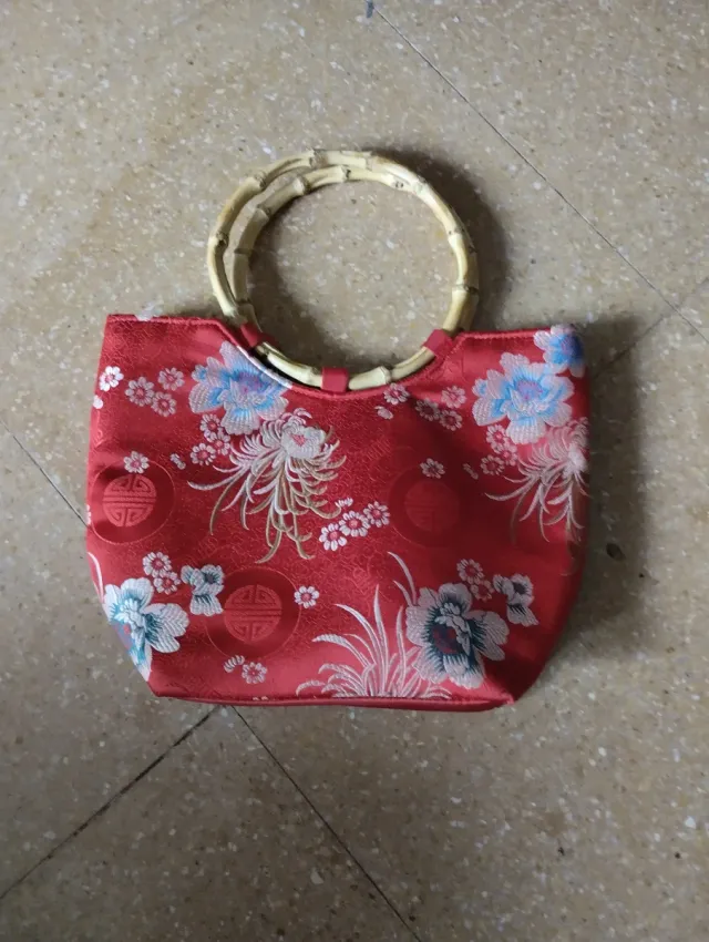 Bolso de mano con asas de bambú