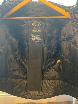 Cazadora de cuero negra y roja.