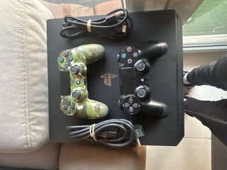 PS4 (PlayStation 4) + 2 mandos