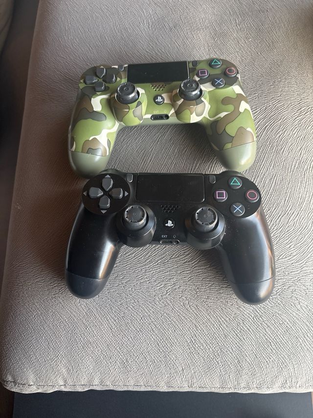 PS4 (PlayStation 4) + 2 mandos