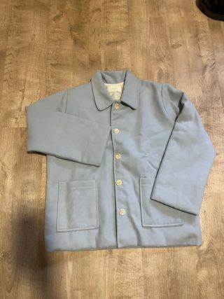 Abrigo azul con botones