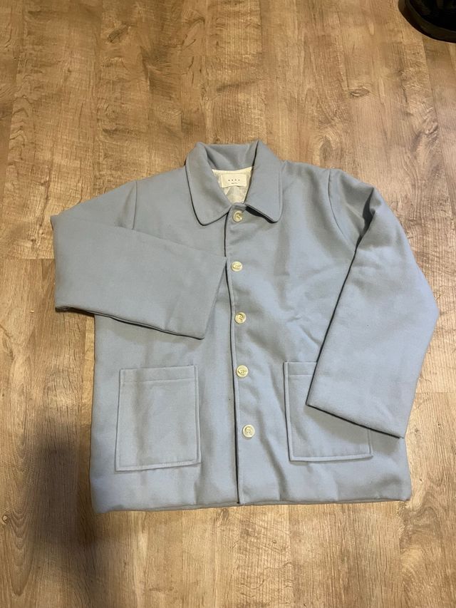 Abrigo azul con botones