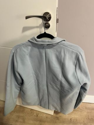 Abrigo azul con botones