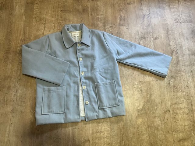 Abrigo azul con botones