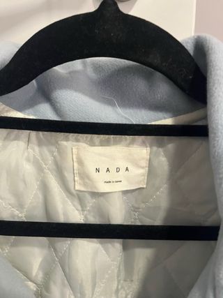 Abrigo azul con botones