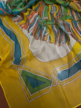 Bellissimo foulard Hermes in pura seta Nuovo