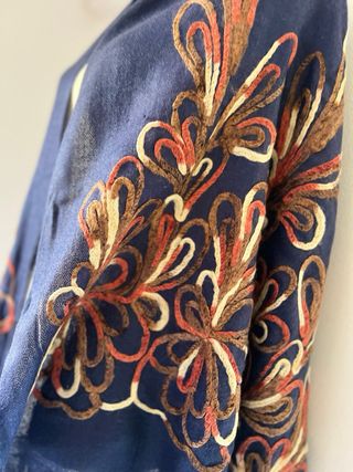 Chal azul con bordado floral