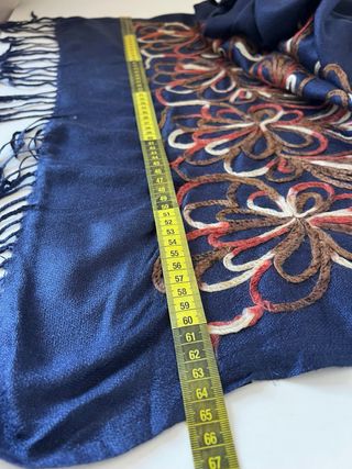 Chal azul con bordado floral