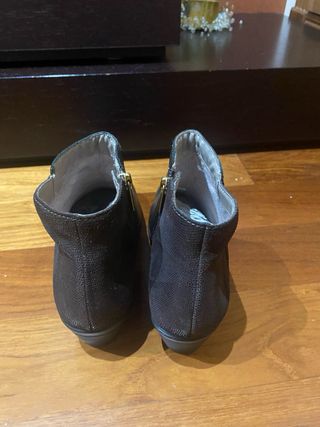 Botines marrones de tacón con cremallera