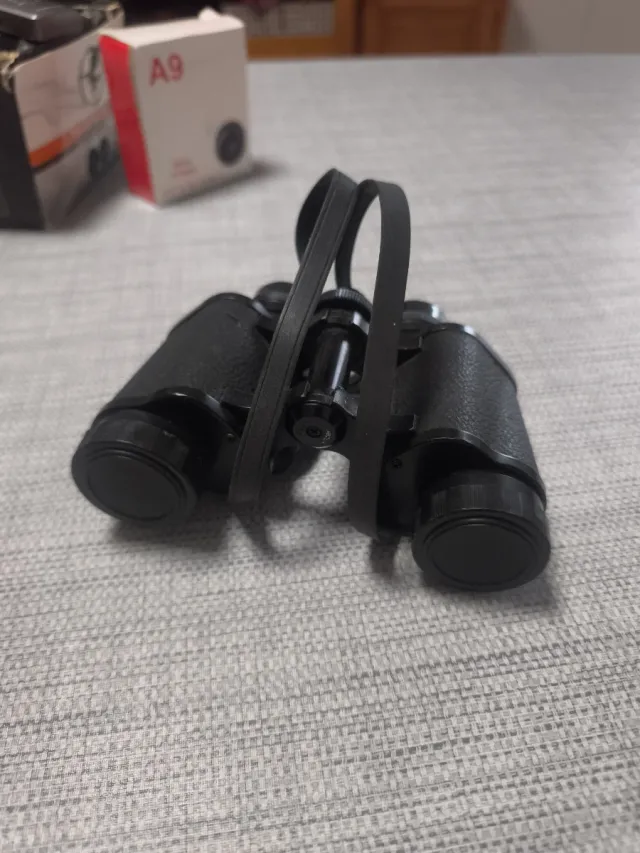 Prismáticos negros con correa