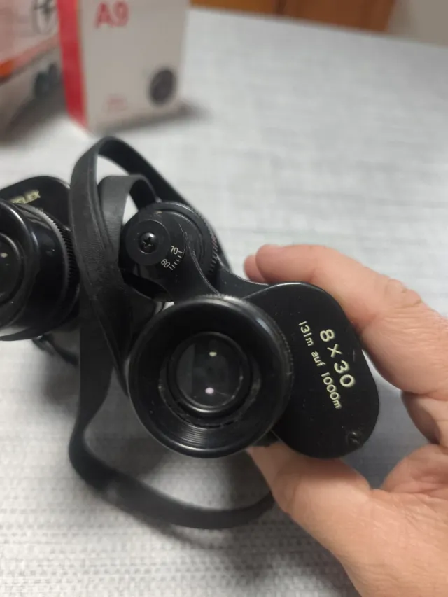 Prismáticos negros con correa