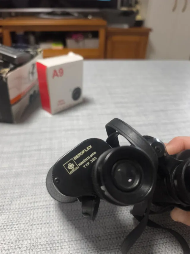 Prismáticos negros con correa