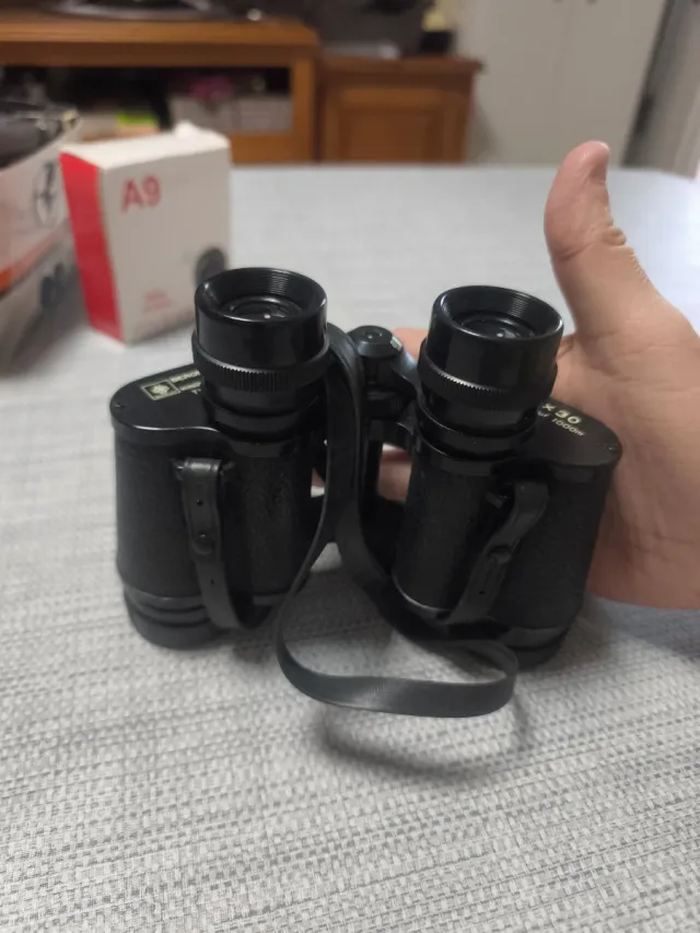 Prismáticos negros con correa