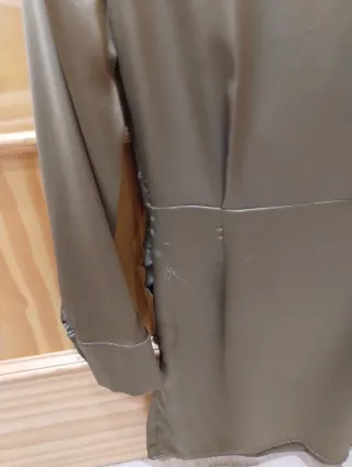 Vestido verde oliva satinado cruzado