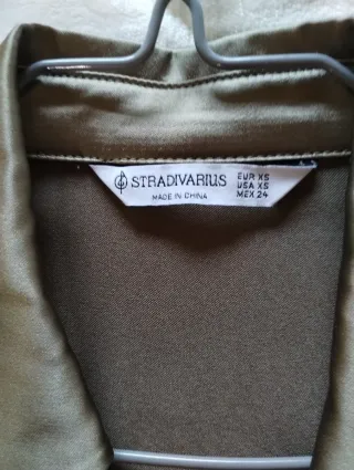 Vestido verde oliva satinado cruzado