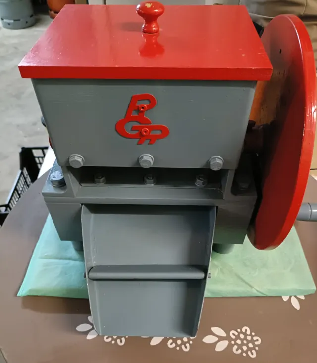 Máquina para cascar almendras y avellanas