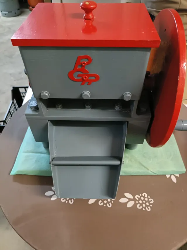 Máquina para cascar almendras y avellanas