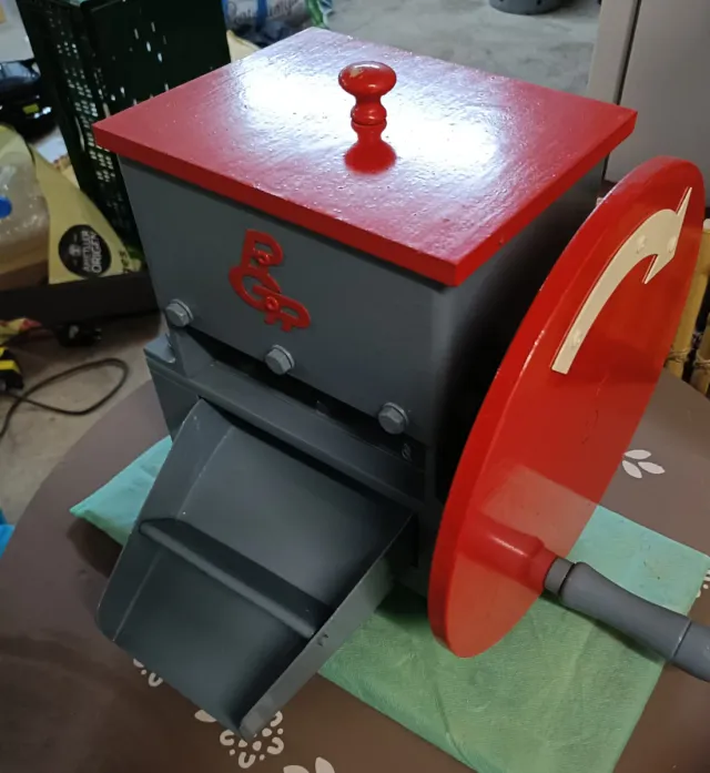 Máquina para cascar almendras y avellanas