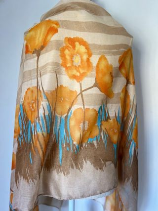 Pañuelo estampado floral beige y naranja