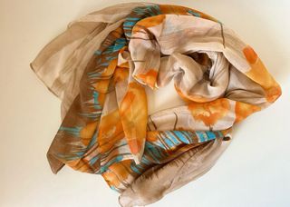 Pañuelo estampado floral beige y naranja