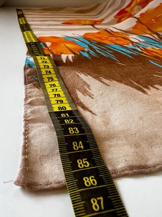 Pañuelo estampado floral beige y naranja