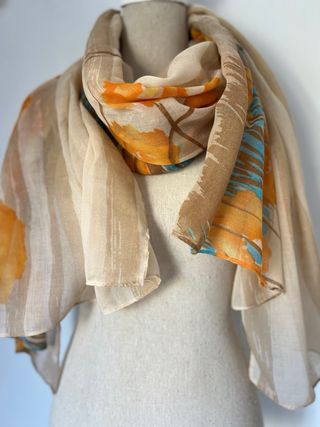 Pañuelo estampado floral beige y naranja