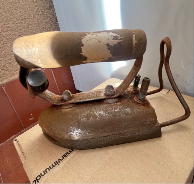 Ferro da stiro antico per collezionisti