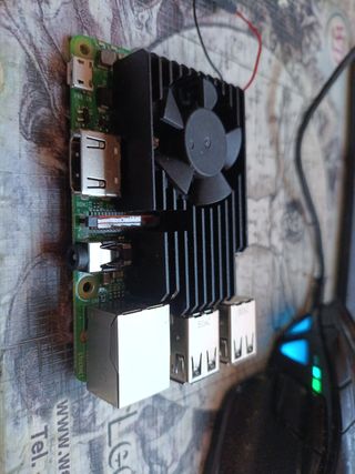 Raspberry Pi 3B con disipador y ventilador.