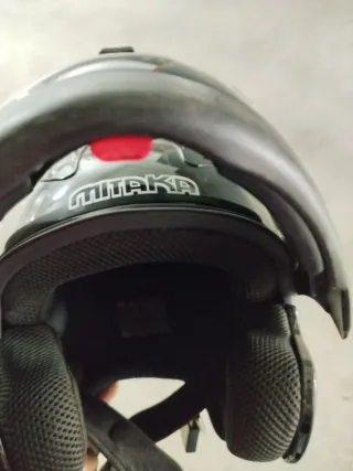 Baúl moto y casco negro