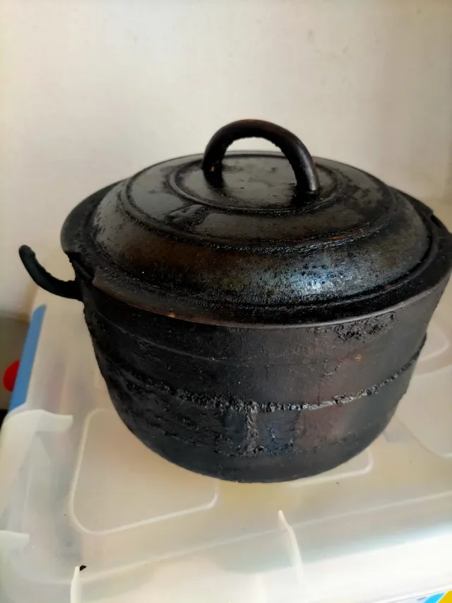 Caldero de hierro negro