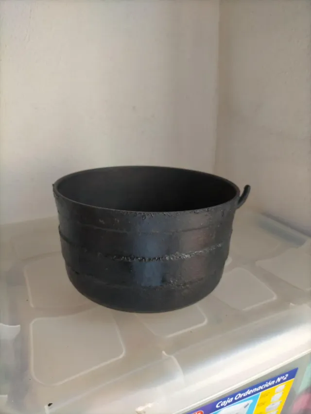 Caldero de hierro negro