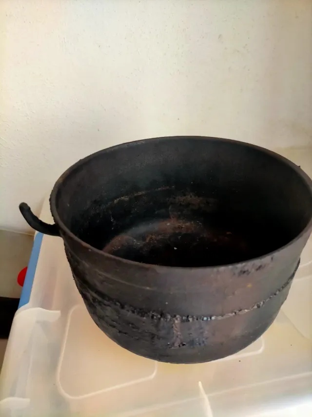 Caldero de hierro negro