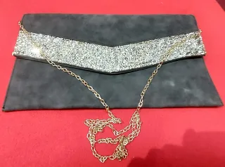 Bolso de mano elegante con cadena