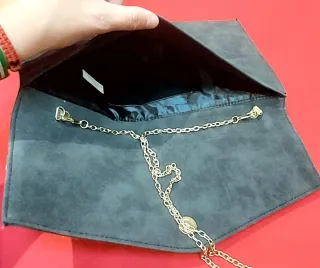 Bolso de mano elegante con cadena
