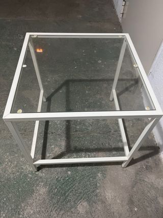 Mesa auxiliar cristal y metal blanca