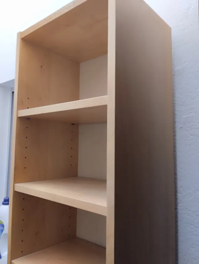 Estantería de madera beige y marrón