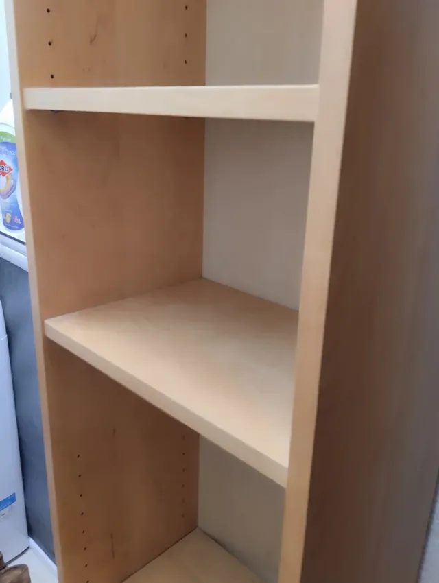 Estantería de madera beige y marrón