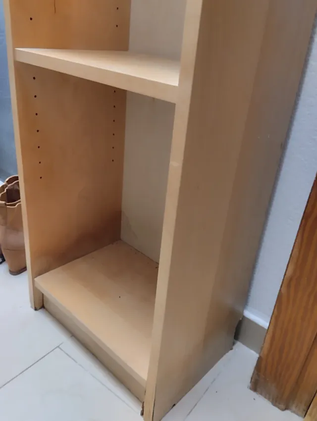 Estantería de madera beige y marrón