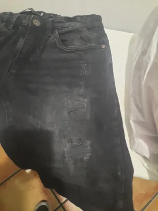 Pantalón vaquero negro corto desgastado