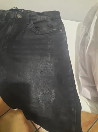Pantalón vaquero negro corto desgastado