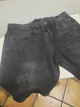 Pantalón vaquero negro corto desgastado