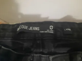 Pantalón vaquero negro corto desgastado