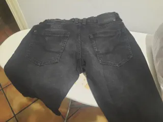 Pantalón vaquero negro corto desgastado