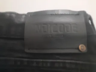 Pantalón vaquero negro corto desgastado