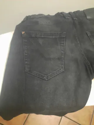 Pantalón vaquero negro corto desgastado