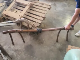 Yugo de madera y de metal antiguo