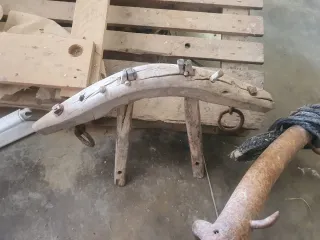 Yugo de madera y de metal antiguo