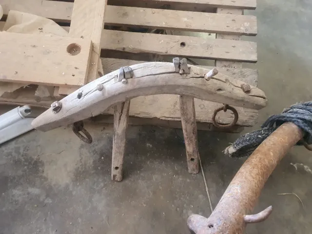 Yugo de madera y de metal antiguo