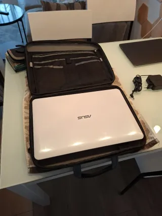 Portátil ASUS blanco y negro