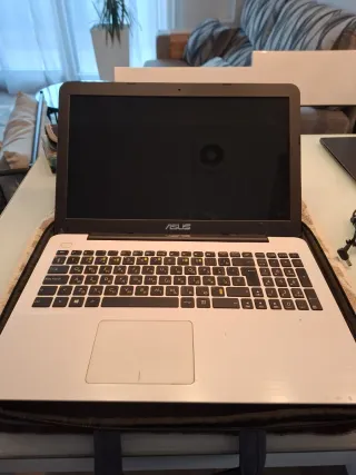 Portátil ASUS blanco y negro